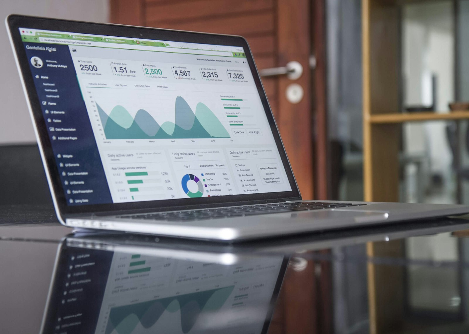Dizüstü bilgisayarda finansal grafikler — online kredi başvurusu